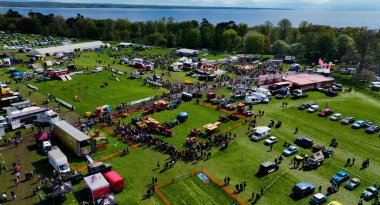 Shanes Şatosu 'ndaki kalabalık 1 Mayıs 2022 Buhar Mitingi' nde eğleniyor.