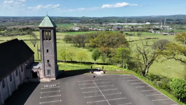 Aerial Βίντεο Του Αγίου Πατρικίων Παρεκκλήσι Crebilly Antrim Βόρεια Ιρλανδία — Αρχείο Βίντεο