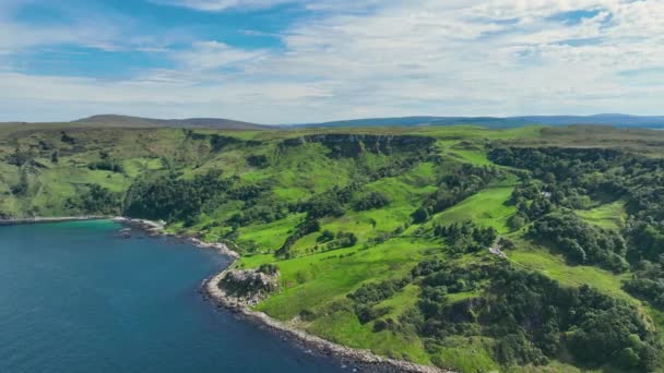 Воздушное Видео Залива Мурлох Fair Head Antrim Северной Ирландии — стоковое видео