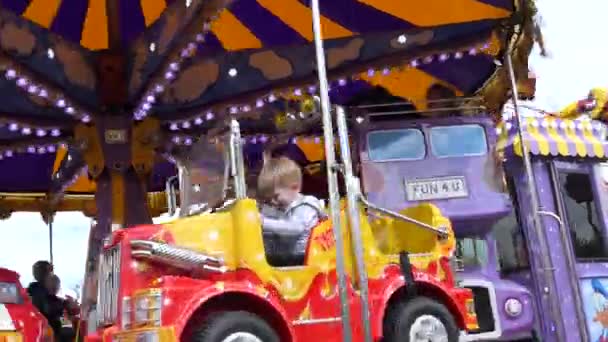 Дети Наслаждающиеся Shanes Castle May Day Steam Rally Estate Antrim — стоковое видео