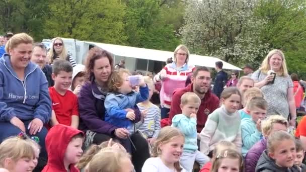 Дети Наслаждающиеся Shanes Castle May Day Steam Rally Estate Antrim — стоковое видео