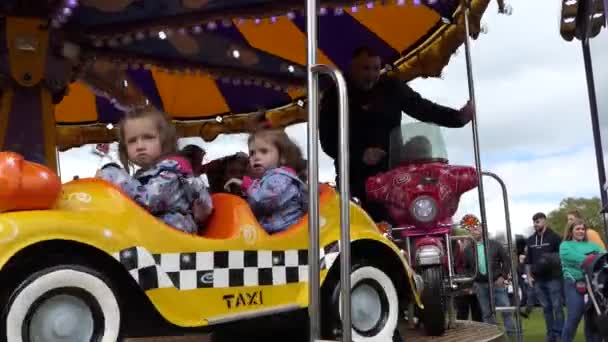 Діти Які Насолоджуються Шайнсом Касл Травневий День Steam Rally Estate — стокове відео