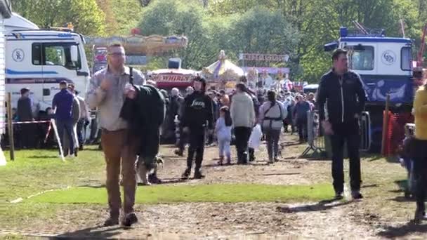 Толпы Людей Наслаждающихся Shanes Castle May Day Steam Rally Estate — стоковое видео