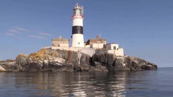 Φάρος Maidens Βόρεια Ιρλανδία Στη Θάλασσα Της Ιρλανδίας — Αρχείο Βίντεο
