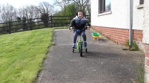 Piros Hajú Fiú Szórakozás Játszik Kerékpár Kertben — Stock videók