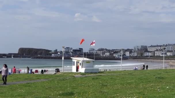 Флаг Rnli Portrush Beach North Coast Antrim Northern Ireland — стоковое видео