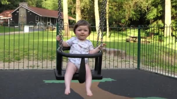 Маленька Дівчинка Розважається Гойдалці Ігровому Парку — стокове відео