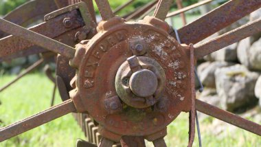 At Saman Tırmığı Ot ve ekinleri tırmıklamak için kullanılır