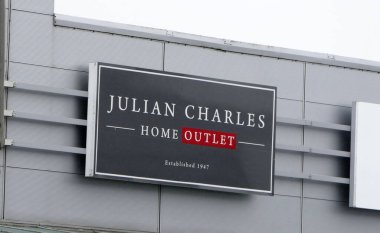 Julian Charles 27 Temmuz 2020 'de Kuzey İrlanda Ortak Antrim Alışveriş Merkezi' nde.