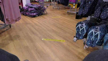 Kuzey İrlanda Antrim Antrim Kuzey İrlanda 27 Temmuz 2020 'deki Dağ Deposu' nda kişisel mesafe bandı.