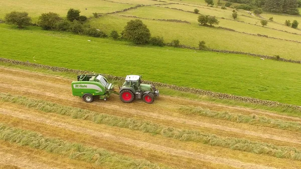 Mchale Runda Balen Omslag Fendt 718 Traktor Balning Gräs För — Stockfoto