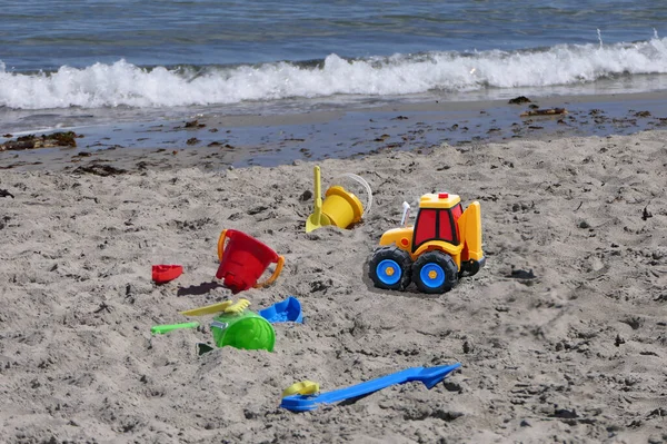 Bucket Spade Sandcastle Diggers Hračky Písečné Pláži Mořskou Vlnou Velké — Stock fotografie