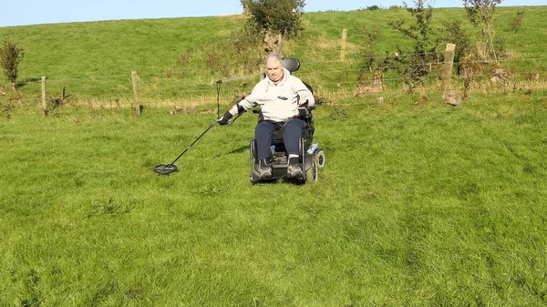 Homem Com Deficiência Cadeira Rodas Metal Usuário Detecção Moedas Campo — Fotografia de Stock