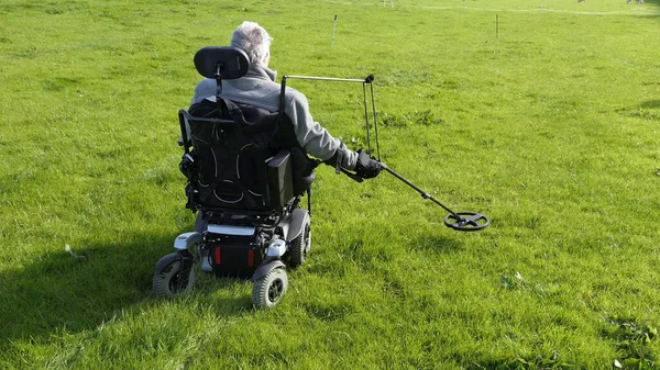 Homme Handicapé Utilisateur Fauteuil Roulant Détecteur Métaux Pour Pièces Monnaie — Photo