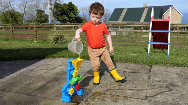 Red Headed Boy Having Fun Playing Water Garden — 图库照片