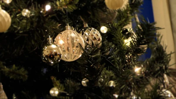 Χριστουγεννιάτικα Στολίδια Δέντρο Από Την Εστίαση Μπιχλιμπίδια Defocused Θολή — Φωτογραφία Αρχείου