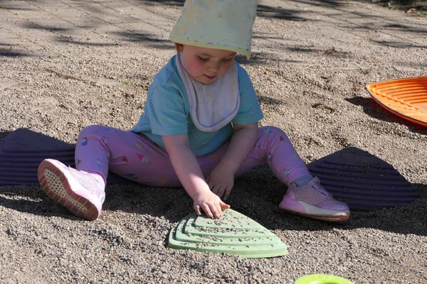 孩子们在花园里玩玩具和石头玩得很开心 — 图库照片