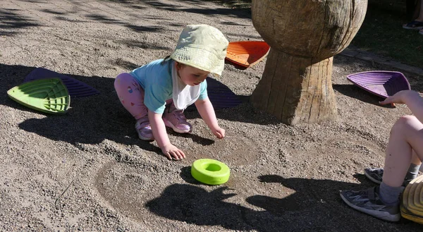 Dzieci Bawiące Się Zabawkami Kamieniami Ogrodzie — Zdjęcie stockowe