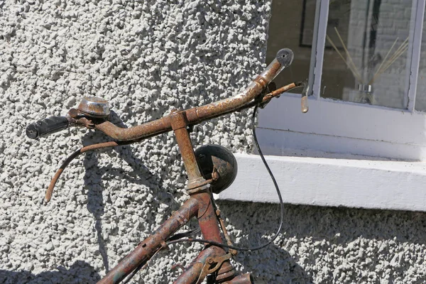 Bicicleta Antigua Vintage Sentada Contra Una Pared —  Fotos de Stock