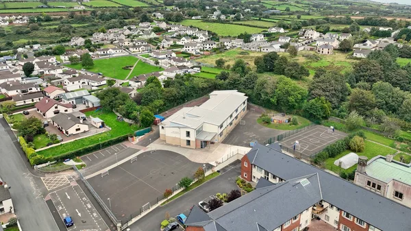 Аэрофотоснимок Школы Scoil Eoghan Playpark Moville Town Побережье Wild Atlantic — стоковое фото