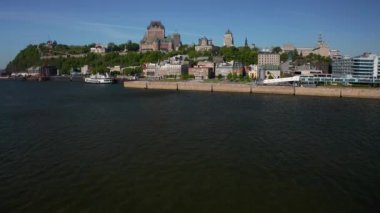 Quebec şehrinin hava görüntüsü yazın insansız hava aracından gökyüzüne yükseliyor.