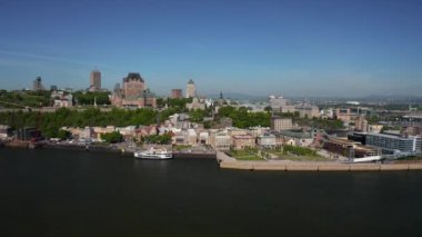Quebec şehrinin hava görüntüsü yazın insansız hava aracından gökyüzüne yükseliyor.
