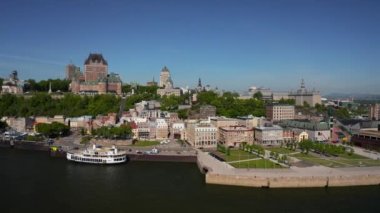 Quebec şehrinin hava görüntüsü yazın insansız hava aracından gökyüzüne yükseliyor.