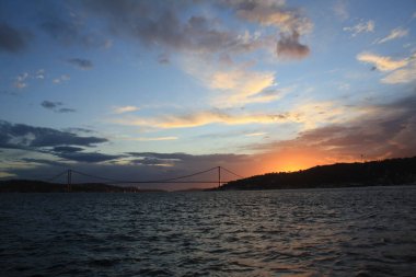 İstanbul 'daki Boğaz Köprüsü Asya ile Avrupa arasındaki bağlantı