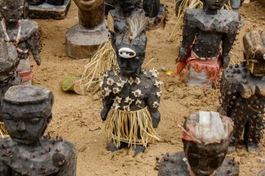 Togo, Batı Afrika 'daki fetiş pazarında oyuncak bebek ordusunda bir vudu bebeği. Çiviler ve yılan kemikleri..