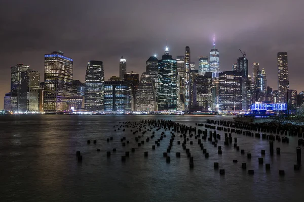 Ciudad Nueva York Skyline Por Noche Imagen de stock