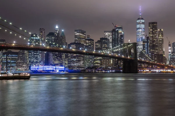 Ciudad Nueva York Skyline Por Noche Fotos de stock libres de derechos