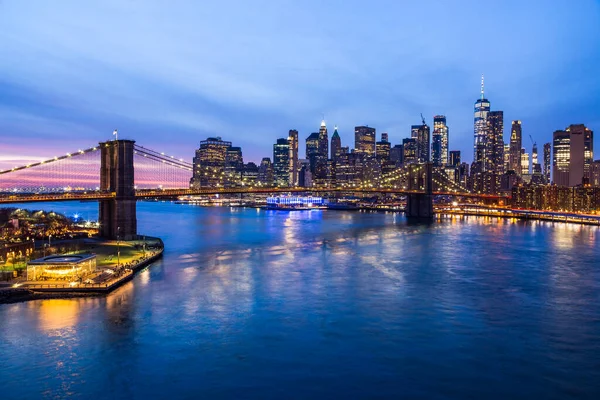 夕日のニューヨークのスカイライン ストック画像