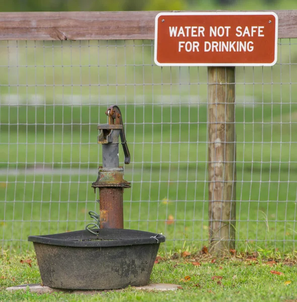 Niet Drinkwater Waarschuwingsbord Niet Drinkbaar Alleen Voor Vee — Stockfoto