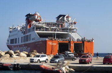 Sikinos Adası - Yunanistan - 2 Eylül 2019: Yunan feribotu ıssız Aloprina limanına yanaştı. Yolcular liman ve rıhtımdan binmeye hazırlansın..