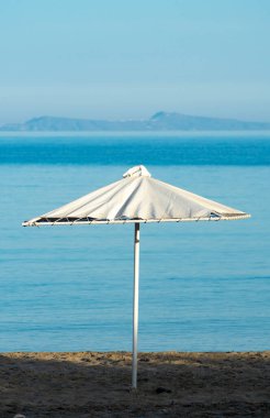 Sikinos Adası Yunanistan Sahili Sahili. Ege Denizi kıyısında bir sahil şemsiyesi. Bir yaz günü, Santorini Adası.