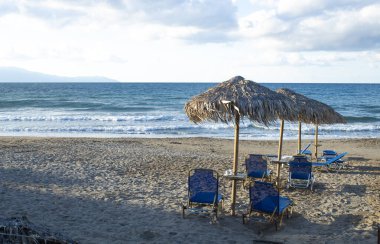 Sahil kenarı, Agia Marina, Girit Adası, Yunanistan Güneş yatakları Chania Manzarası yakınlarındaki bu küçük Yunan tatil beldesinin kumlu plajında