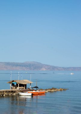 Agia Marina tatil beldesi, Chania, Girit, Yunanistan Mavi gökyüzünde fotokopi alanı olan oldukça dalgalı, barışçıl manzaralı küçük tekneler