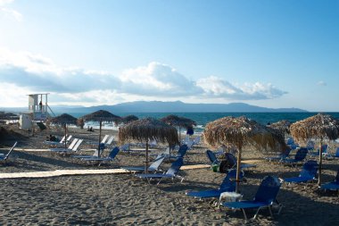 Güzel Agia Marina plajı, Chania, Girit yatakları kumların üzerinde Güzel Yunan tatil beldesi manzara görüntüsü fotokopi alanı ile