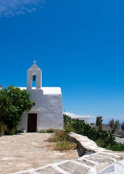 美丽的西基诺斯岛 希腊传统的希腊小教堂在幽静的古村落里 竖直拍摄蓝天 复制空间 — 图库照片