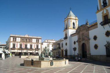 Ronda - İspanya - 15 Ağustos 2012: Charming Socorro Meydanı Zarif yayalar sadece restoranlar ve barlar ile kaplı Peyzaj görünümü