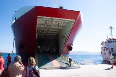 Agistri Adası Yunanistan Limanda demirli yerel feribotun dramatik manzarası Yolcular karaya çıkmak için bekliyor