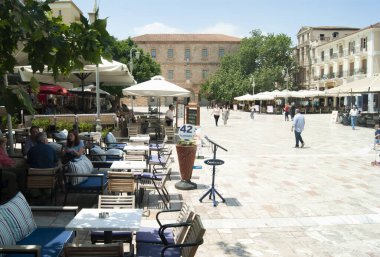 Naflio - Yunanistan - 25 Mayıs 2018: Zarif anayasa kare manzara manzarasındaki kaldırım kafelerinde turistler ve tatilciler