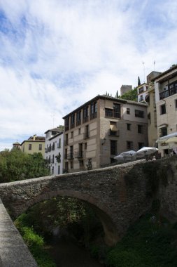 Granada - İspanya - 11 Ekim 2019: Daro Nehri üzerindeki güzel ortaçağ köprüsü Şehrin Dikey Bölümü