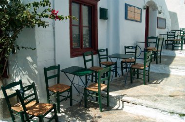Güzel Amorgos adası, Yunanistan Geleneksel taverna Gölgeli terası Eski moda masa ve sandalyeler manzara