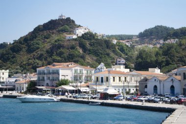 Karlovasi, Samos - Yunanistan - 31 Ağustos 2014: Arka planda çamlarla kaplı tepeleri olan güzel liman manzarası Büyüleyici şehir manzarası görünümü