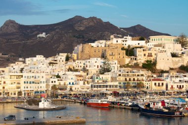 Naxos Town - Yunanistan - 3 Ekim 2018: Yunanistan 'ın tarihi ada kenti büyüleyici şehir manzarası Kopya uzayı ile Yüksek açı
