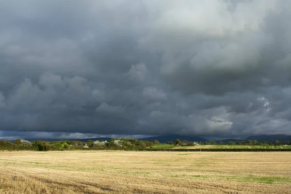 Caernarfon Wales Dramatische Herbstlandschaft Dunkelgraue Gewitterwolken Über Ländlichen Feldern Erntereif — Stockfoto