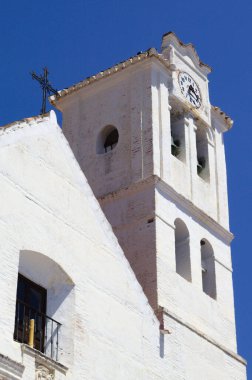Güzel Frigiliana köyü, İspanya Kasaba meydanındaki eski kilise tarihi bina manzaralı ve çan kulesi dikey olarak fotokopi alanı ile çekilmiş.
