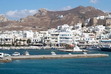 Naxos Adası - Yunanistan - 21 Eylül 201: Dağlar ve tarihi şehir manzaralı hareketli liman manzaralı güzel Naxos eski kasabası
