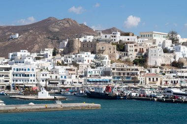 Naxos Adası - Yunanistan - 21 Eylül 2019: Yüksek açılı fotokopi uzayından çekilen yoğun rıhtım ve liman manzarası manzaralı güzel, tarihi eski kasaba